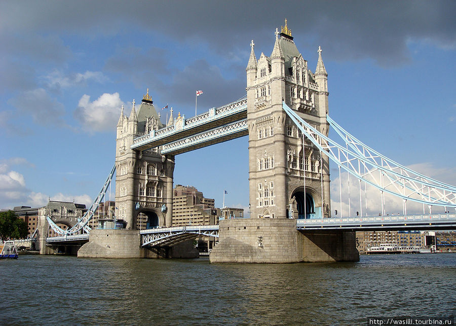 Тауэрский мост — разводной мост в центре Лондона над рекой Темзой, недалеко от Лондонского Тауэра. Лондон, Великобритания