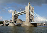 Тауэрский мост — разводной мост в центре Лондона над рекой Темзой, недалеко от Лондонского Тауэра.