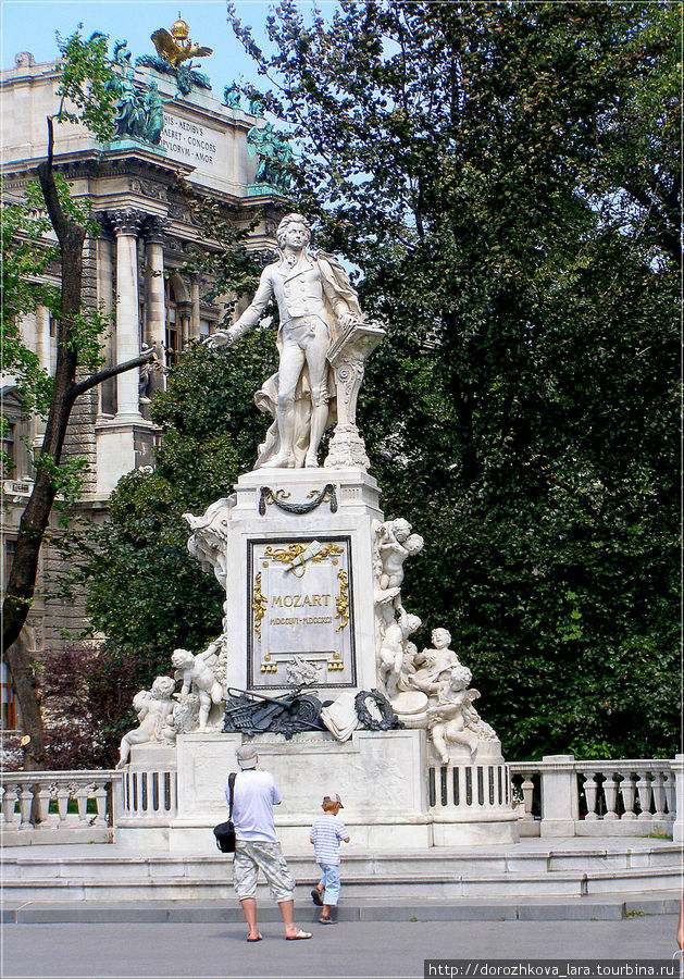 Памятник Вольфгангу Амадею Моцарту установлен в 1896 году на площади Альбертинаплац, а в 1953 году был перемещен в Дворцовый сад. Памятник выполнен из лаазерского мрамора. Работа Виктора Тильгнера. 
 Это был памятник, для которого на то время было очень тяжело найти место. Обсуждалось место и в парке Ратуши, и в Городском парке, и после многолетней дискуссии он нашел свое место между оперой и дворцом герцога Альбрехта. От закладки фундамента памятника до торжественного открытия прошло 77 лет. Вена, Австрия