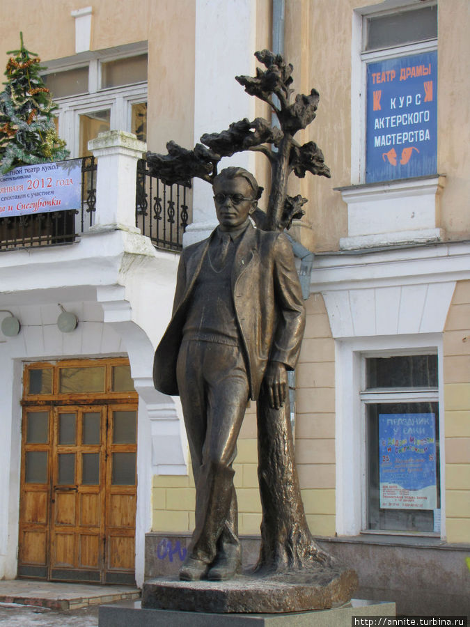 Памятник М. Исаковскому Смоленск, Россия