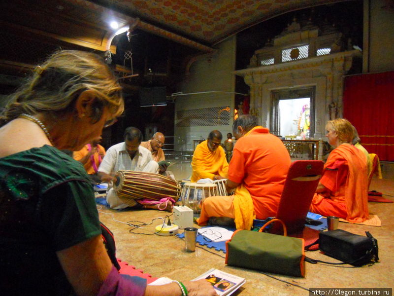Вечернее распевание вед в молитвенном зале Майсур, Индия