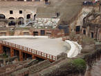 Реконструкция части арены. Слово «арена» в переводе с латинского языка означает «песок». Арена Колизея была сделана из дерева и песка.