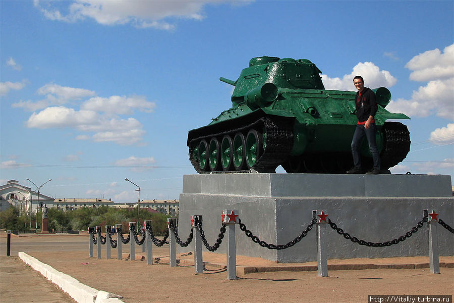14. Впервые увидел живьем танк Т34. Очень впечатлило, он огромный, больше КамАЗа! Фото и видео этого не передает. Казахстан