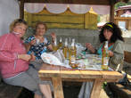 Обед на берегу озера Байкал. Решили пообедать не в кафе, а по домашнему на берегу, в специально огороженых отсеках.