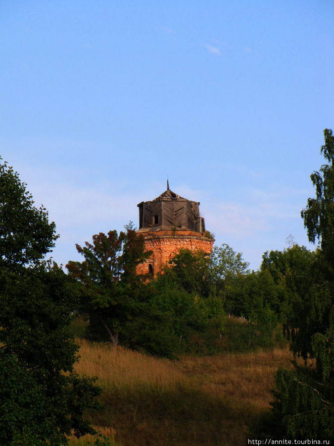 Остатки водонапорной башни в одной из деревень. Рязанская область, Россия