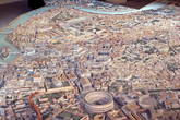 Этот макет, помогающий изучить древний город в сопоставлении с городом современным, был начат для выставки «Величие Древнего Рима» в 1937 г. и закончен в 60-е годы.