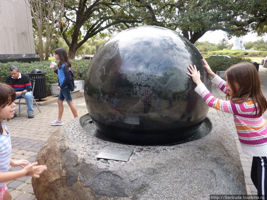 Можно покрутить Земной шар у входа в музей природы Хьюстон, CША
