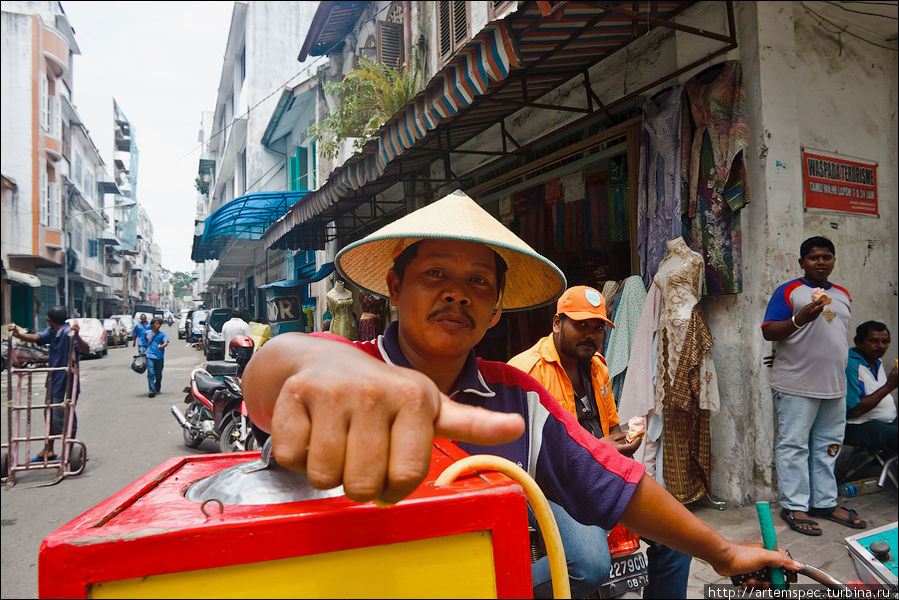 Шляпа этого парня указывает на его китайское происхождение. Вся улица смотрит в кадр — фотографов на Суматре по-настоящему любят почти все... Медан, Индонезия