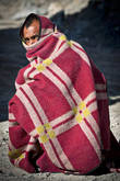 Мужчина, спасающийся от холода в Гималаях. Дорога Манали-Ле, штат Джамму и Кашмир