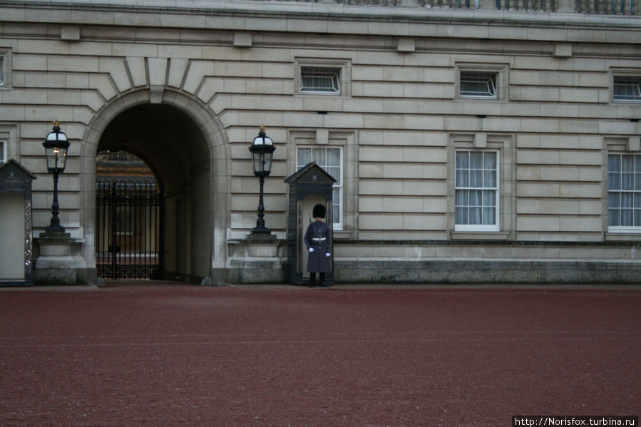 часовой у Букингемского дворца Лондон, Великобритания