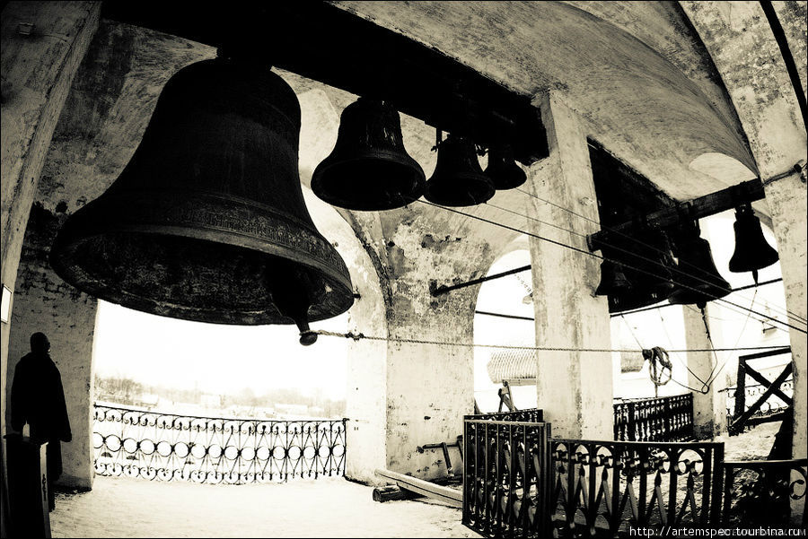 У всех колоколов звонницы — свои имена и история. Слева — колокол Лебедь, весом в пятьсот пудов, отлит одновременно с Полиелейным в 1682 году.    Ростов, Россия
