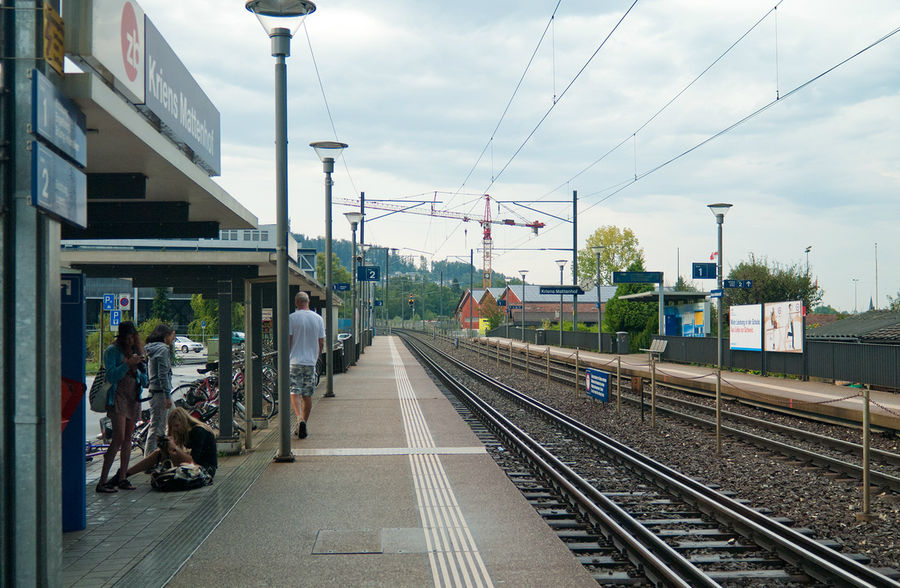 В Швейцарии настолько чисто, что людям не приходит в голову брезговать сидением на полу железнодорожной станции. Кантон Люцерн, Швейцария
