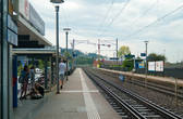 В Швейцарии настолько чисто, что людям не приходит в голову брезговать сидением на полу железнодорожной станции.