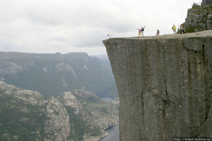Сердце замирает, когда смотришь на людей, сидящих на ее краю и болтающих ножками Ставангер, Норвегия