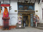 Катманду. Площадь Дурбар. Вход в Королевский Двуорец охраняет бог Хануман.