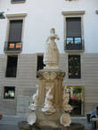 По словам кого-то из великих, если на улицах Барсы стоит памятник женщине, то это либо святая, либо проститутка... Этот, к примеру, памятник Махе.