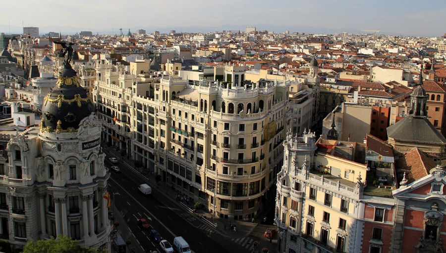 Слева начало улицы Гран виа. Мадрид, Испания