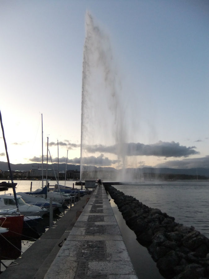 До фонтана можно дойти по узкой дамбе. В ветренную погоду лучше этого не делать :) Женева, Швейцария