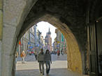 Флорианские ворота как-бы ведут в сердце Кракова. Сразу за ними начинается Флорианская улица.
Через эти ворота короли въезжали в город.