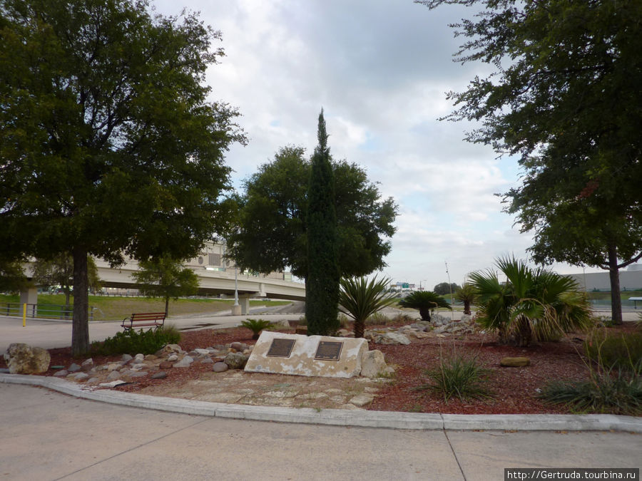 Общий вид мемориального  сада камней Сан-Антонио, CША