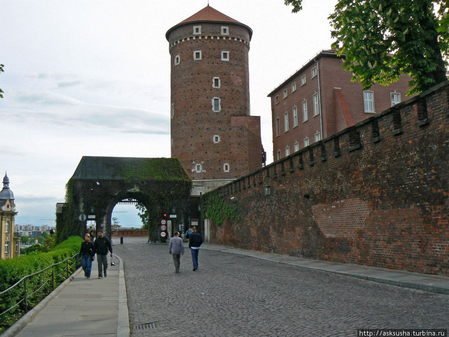Дорога к замку, Бернардинские ворота и Сандомирская башня. Краков, Польша