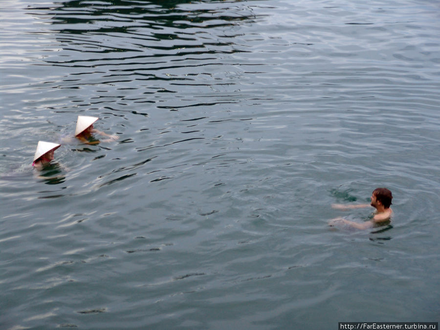 Англичане купаются около корабля Халонг бухта, Вьетнам