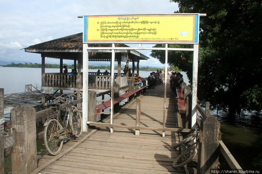 Вход на мост. Формально платный, но билетеров обычно на месте нет Амарапура, Мьянма