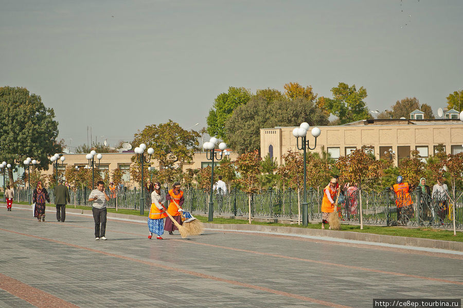 Ручная уборка улицы Самарканд, Узбекистан