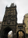 символический вход в Старый Город начинается с площади Республики от Пороховых ворот