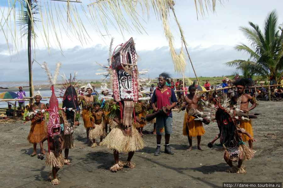 Тут — целых четыре маски: одна главная и три второстепенных Провинция Галф, Папуа-Новая Гвинея