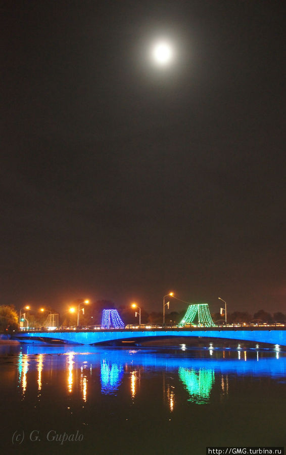 Вот такая подсветка у моста. Пошловат цвет, но им очень нравится. Исфахан, Иран