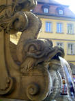 Фрагмент фонтана у Ратуши. Это... дельфин