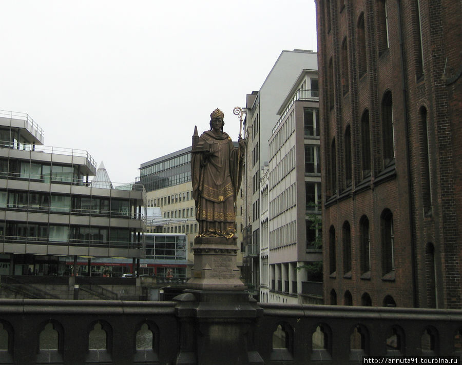 Статуя первого гамбургского архиепископа Гамбург, Германия