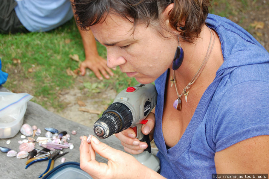 Девушка делает украшения ручной работы прямо на месте Остров Ваихики, Новая Зеландия