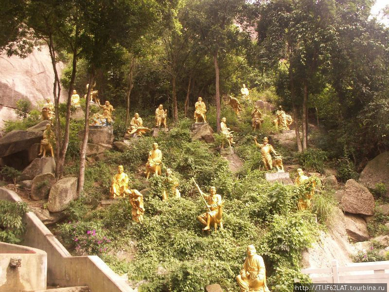 Здесь статуи находяться на склоне. Ша-Тин, Гонконг