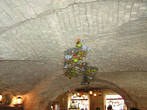 Потолок в подвальчике украшен фруктами, сухоцветами, веточками.