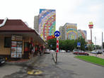 Макдоналдс на ул. Михалевича и достопримечательность Раменского — разноцветные радостные дома.