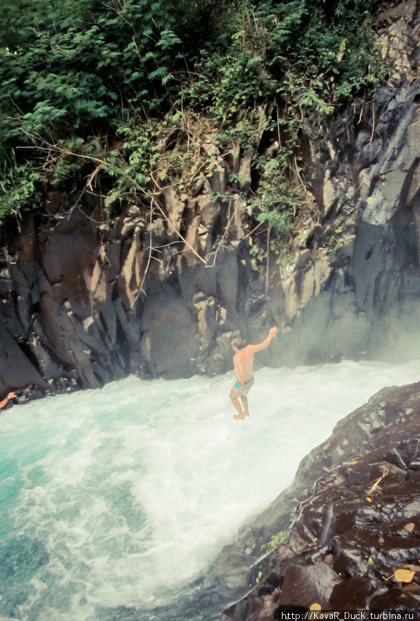 купание в водопаде Чангу, Индонезия