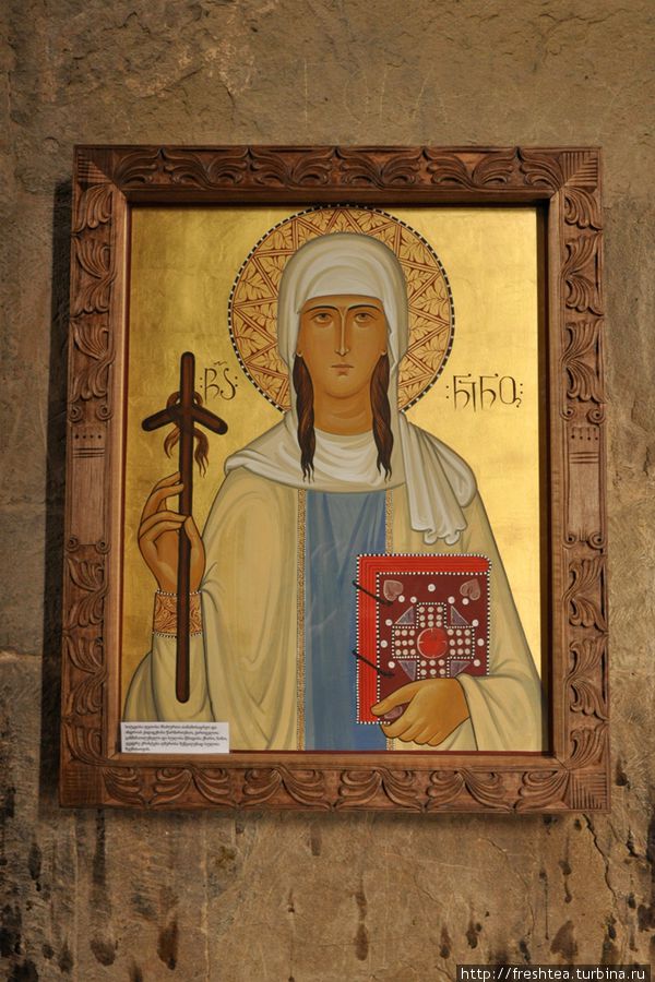 Среди икон на стенах Джвари — образ Святой равноапостольной Нины, которая принесла в Грузию христианство и всегда изображается с крестом из виноградной лозы. Мцхета, Грузия