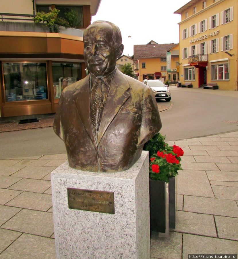 это памятник папе нынешнего князя перед ратушей, большого коллекционера и ценителя искусства Вадуц, Лихтенштейн