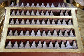 Статуи Будды рядами а полках