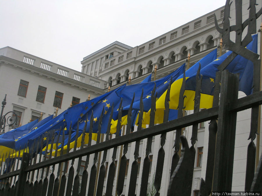 Дом с химерами — 2 (Администрация Президента Украины, расположена напротив известного дома) Киев, Украина
