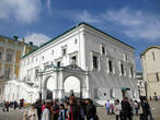 Грановитая палата — одно из древнейших гражданских зданий Москвы. Построена в 1487 — 1491 году.
В настоящее время Грановитая палата является одним из представительских залов при Резиденции Президента Российской Федерации