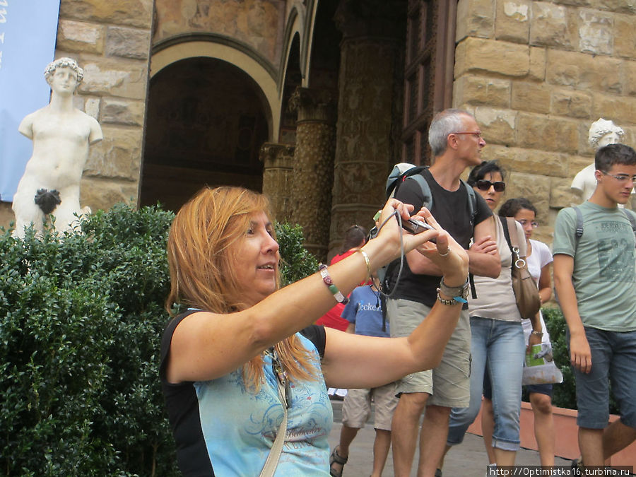 На площади Синьории у Палаццо Веккьо и внутри него Флоренция, Италия На площади Синьории у Палаццо Веккьо и внутри него Флоренция, Италия