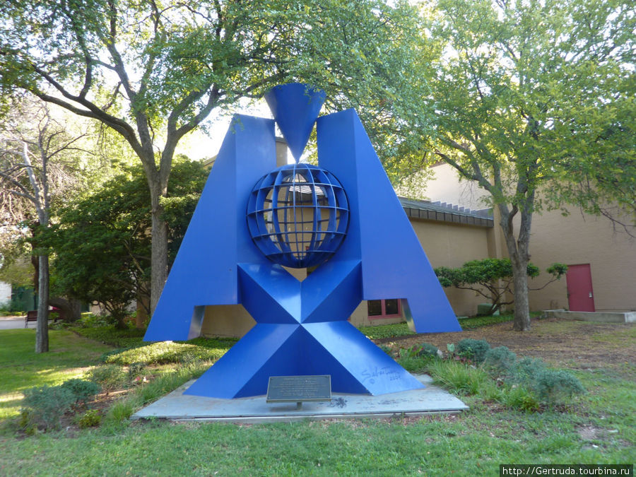 Абстрактная скульптура Планета в руках людей Сан-Антонио, CША