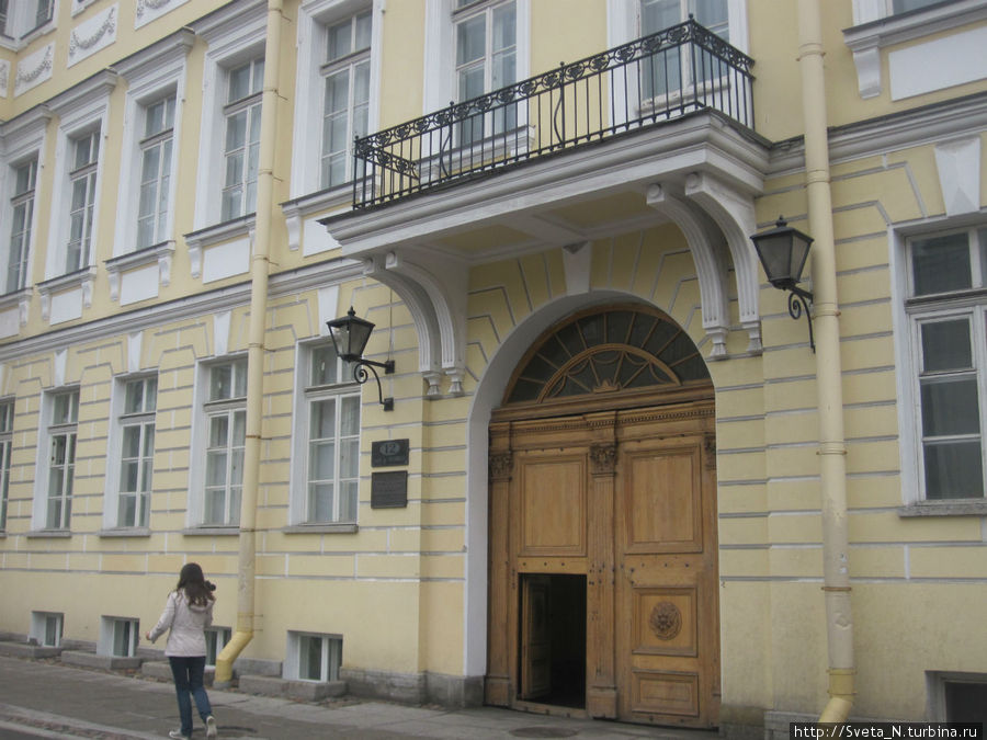 Странный вход в музей Пушкина Санкт-Петербург и Ленинградская область, Россия
