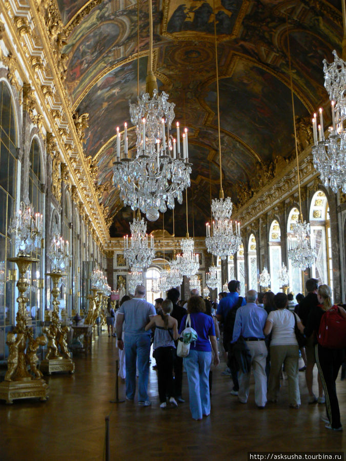 Зеркальная галерея — это самое большое помещение Версаля.  В этом зале отмечали королевские дни рождения, бракосочетания, устраивали роскошные балы, принимали иностранных послов. Зал Зеркал содержит 17 огромных зеркал, отражающих высокие арочные окна и хрустальные канделябры. Париж, Франция