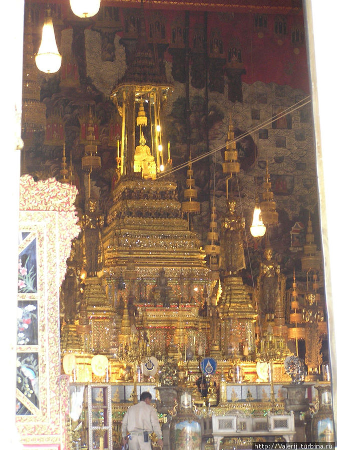 Статуя Изумрудного Будды на золоченом постаменте. В помещение, где он находится имеют право входить, только священнослужители и венценосная особа. Бангкок, Таиланд