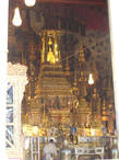 Статуя Изумрудного Будды на золоченом постаменте. В помещение, где он находится имеют право входить, только священнослужители и венценосная особа.