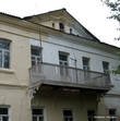 На улице Советской расположен двухэтажный бывший дом Дурасова. Сейчас в нем располагается гостиница. Заслуживают внимания кружевные чугунные кронштейны балкона.